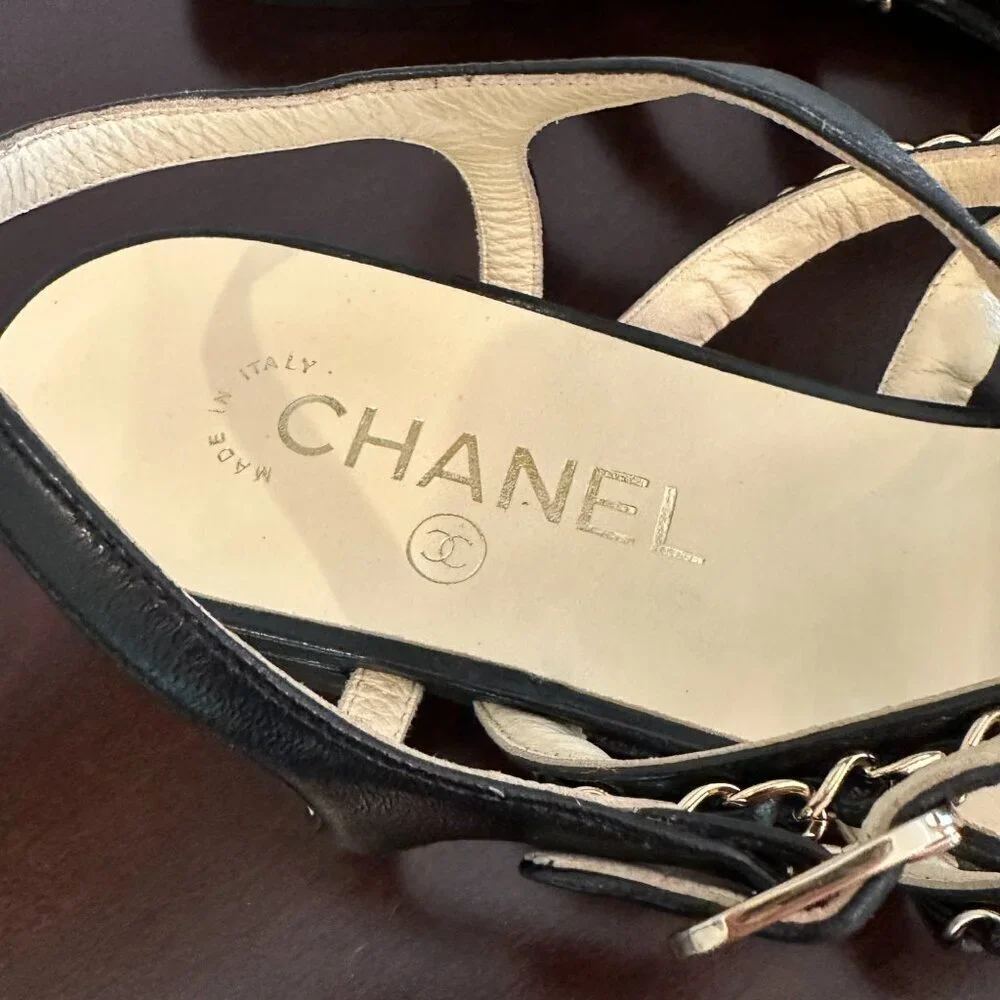 Chanel Black Leather CC Logo Chain Strap Women's Sandals Sz 40 Made in Italy